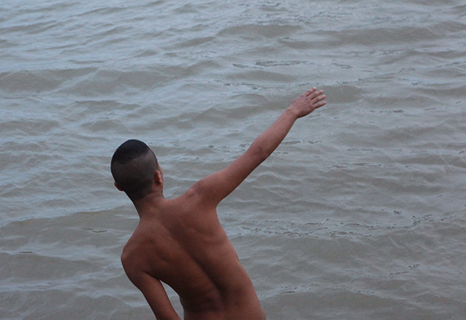 Một người dân tham gia tắm tiên cho biết, do nước sông không lạnh như nước sinh hoạt nên dễ tiếp xúc hơn. Nhưng những người không quen thì cũng khó có thể làm được việc này. 