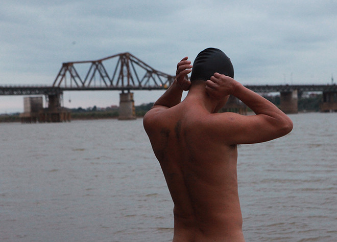 Tắm tiên là một thú vui của những người yêu thích bơi lội ở sông Hồng, bất chấp thời thiết mưa, nắng hay giá buốt, chỉ trừ những ngày Tết.