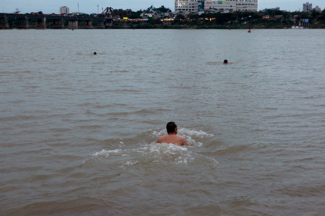 Không chỉ thanh niên yêu thích tắm như thế này mà ngay cả một số cụ đã cao tuổi, có cụ 85 tuổi vẫn đều đặn tắm dù thời tiết có như thế nào, anh Dương nói. 