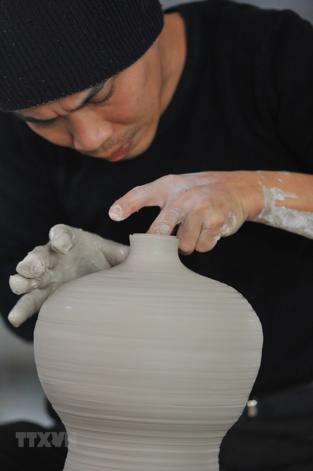 Sản phẩm gốm Bồ Bát có men dày, trắng và sâu men, độ bền cơ học tốt, được thị trường rất ưa chuộng. (Ảnh: Minh Đức/TTXVN)