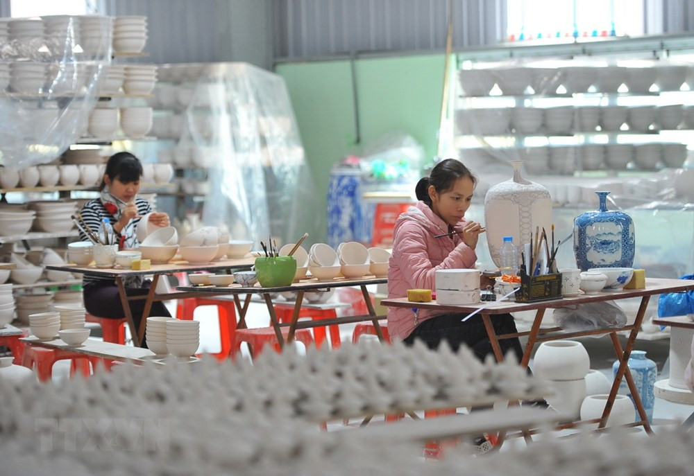 Thợ vẽ lên sản phẩm gốm Bồ Bát. (Ảnh: Minh Đức/TTXVN) Sản phẩm gốm Bồ Bát có men dày, trắng và sâu men, độ bền cơ học tốt, được thị trường rất ưa chuộng. (Ảnh: Minh Đức/TTXVN) Sản phẩm gốm Bồ Bát có men dày, trắng và sâu men, độ bền cơ học tốt, được thị trường rất ưa chuộng. (Ảnh: Minh Đức/TTXVN) Sản phẩm gốm Bồ Bát có men dày, trắng và sâu men, độ bền cơ học tốt, được thị trường rất ưa chuộng. (Ảnh: Minh Đức/TTXVN) Sản phẩm gốm Bồ Bát có men dày, trắng và sâu men, độ bền cơ học tốt, được thị trường rất ưa chuộng. (Ảnh: Minh Đức/TTXVN) Sản phẩm gốm Bồ Bát có men dày, trắng và sâu men, độ bền cơ học tốt, được thị trường rất ưa chuộng. (Ảnh: Minh Đức/TTXVN)