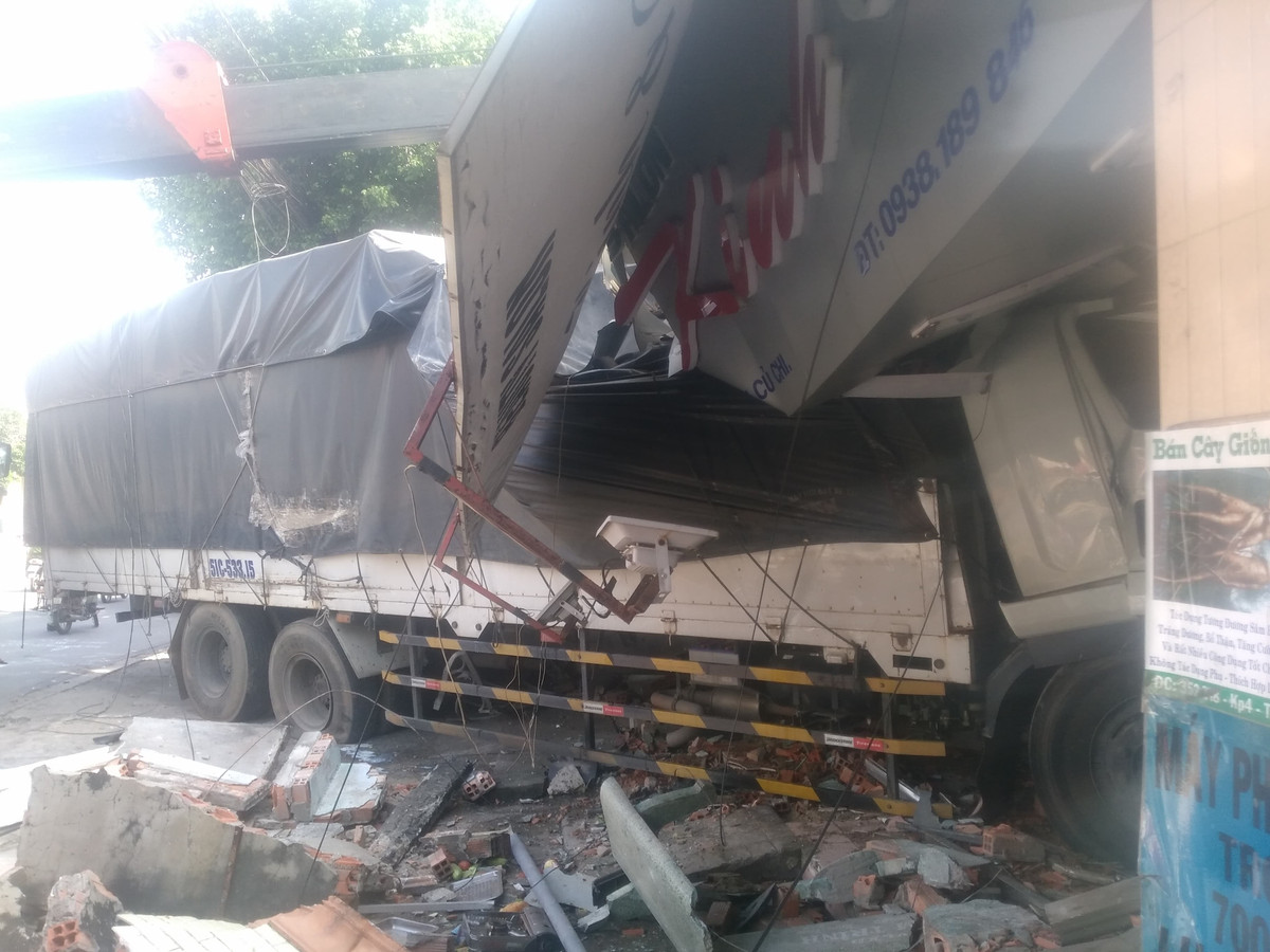 Xe tải lao vào nhà dân, người phụ nữ thoát chết trong gang tấc - Hình 3 Xe tai lao vao nha dan, nguoi phu nu thoat chet trong gang tac-Hinh-3