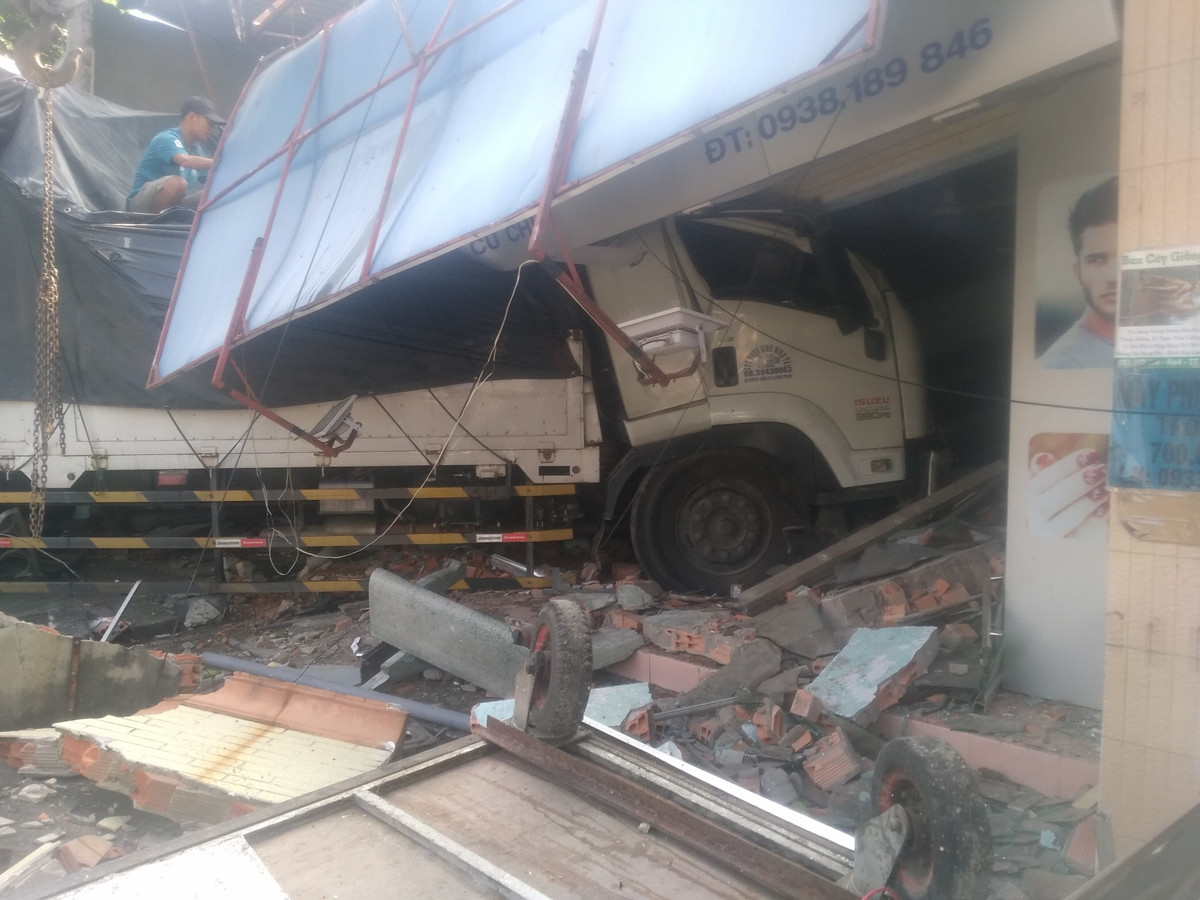 Xe tải lao vào nhà dân, người phụ nữ thoát chết trong gang tấc - Hình 2 Xe tai lao vao nha dan, nguoi phu nu thoat chet trong gang tac-Hinh-2