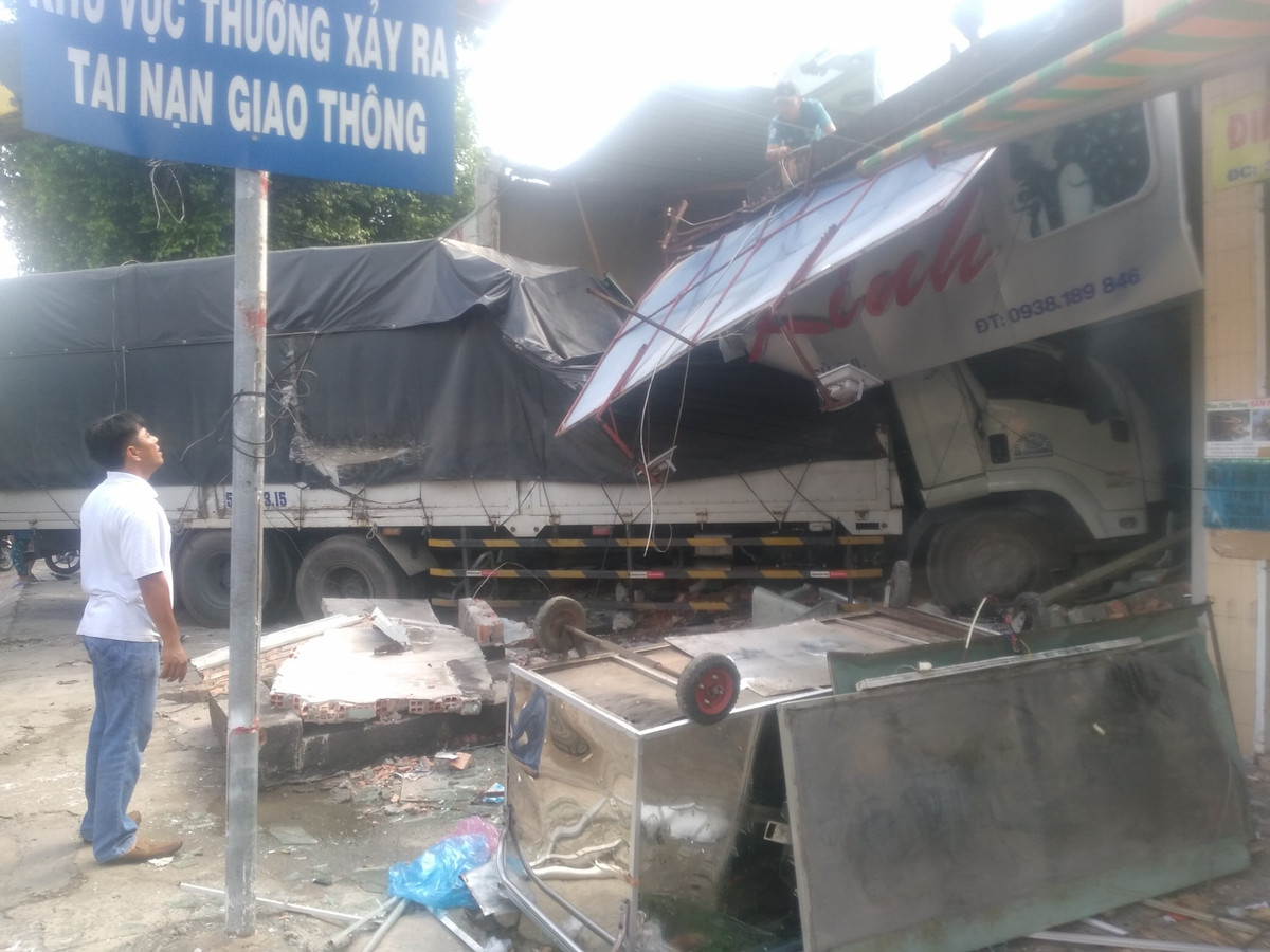 Xe tải lao vào nhà dân, người phụ nữ thoát chết trong gang tấc Xe tai lao vao nha dan, nguoi phu nu thoat chet trong gang tac