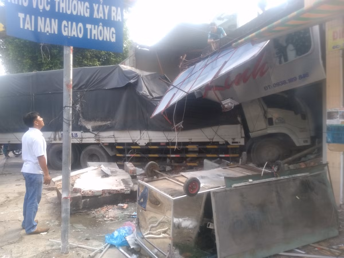 Xe tai lao vao nha dan, nguoi phu nu thoat chet trong gang tac