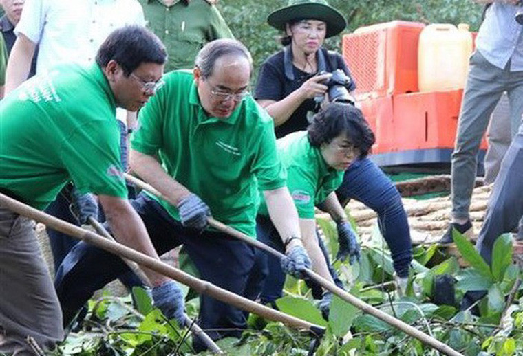 Ngan ngam canh rac thai bua vay duong pho o do thi lon nhat nuoc