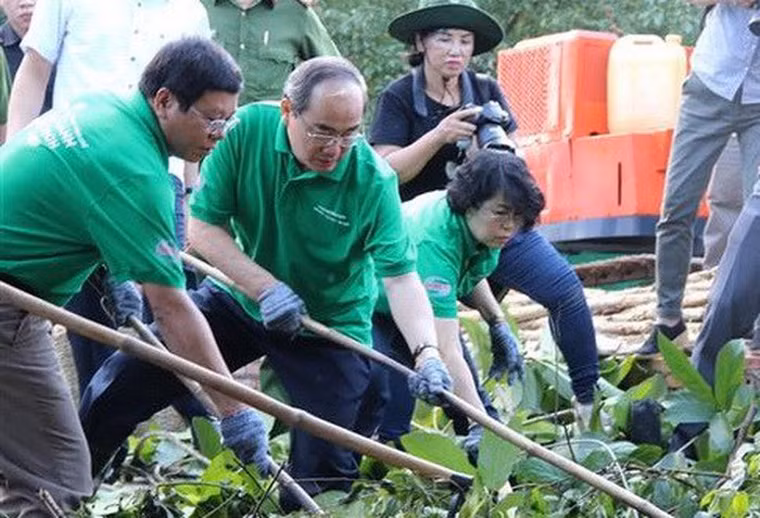 Ngan ngam canh rac thai bua vay duong pho o do thi lon nhat nuoc