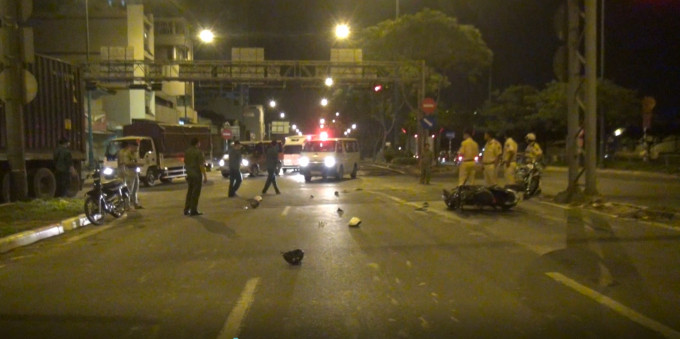 Doc gi hom nay 7/12: CDV bi dam dao khi an mung Viet Nam vao chung ket AFF CUP 2018-Hinh-2