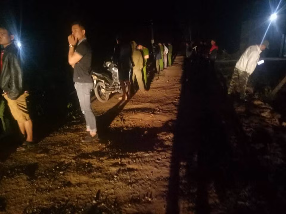 Doc gi hom nay 7/12: CDV bi dam dao khi an mung Viet Nam vao chung ket AFF CUP 2018-Hinh-4