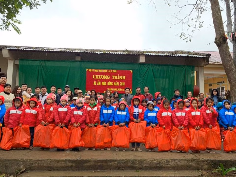 Với hoàn cảnh khó khăn, các em học sinh được mặc thêm áo ấm mới nhờ tình cảm ý nghĩa của CLB từ thiện Hạnh Phúc là Sẻ Chia