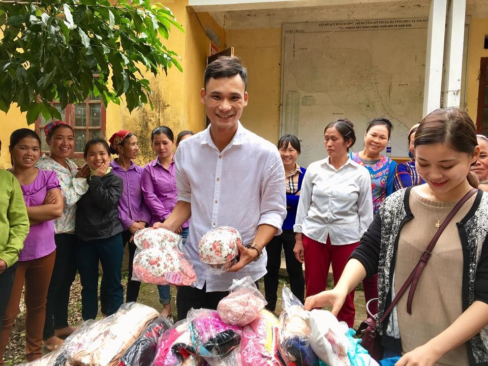 Ngoài những món quà lớn, ý nghĩa như tặng dê, quần áo, tiền mặt... Bước qua định kiến của dư luận, CLB còn tặng áo ngực cho phụ nữ và trẻ em. "Nghe có vẻ nực cười nhưng đây là nhu cầu thiết yếu và thiết thực của cuộc sống. Làm từ thiện không phải cho cái gì thì cho mà phải xuất phát từ thực tế", - anh Nguyễn Thành Trung chủ nhiệm CLB chia sẻ.