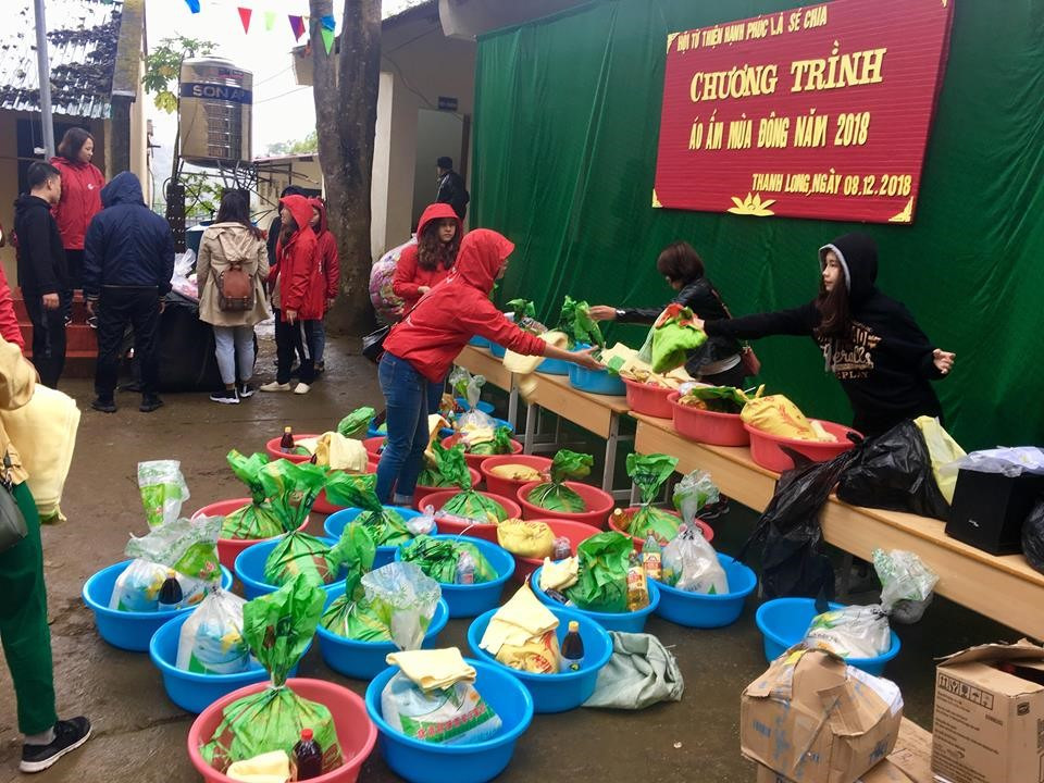 Bà con hết sức xúc động trước những phần quà mà hội mang tặng.