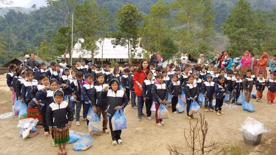 Những chiếc áo ấm, sách vở, cho các em học sinh đúng vào dịp rét đậm, rét hại khiến người dân vô cùng xúc động.