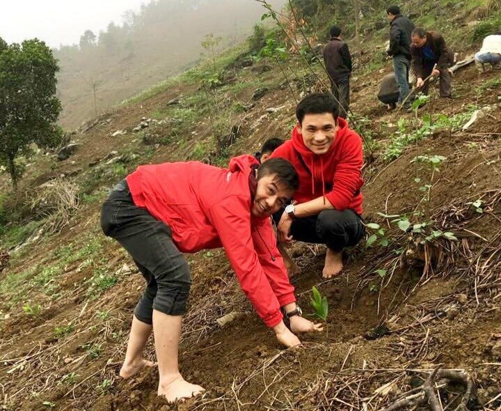 Nằm trong hoạt động của chuyến đi, các thành viên cùng nhau trồng cây lâu lăm với mong muốn giúp kinh tế nơi đây có điều kiện phát triển lâu dài.