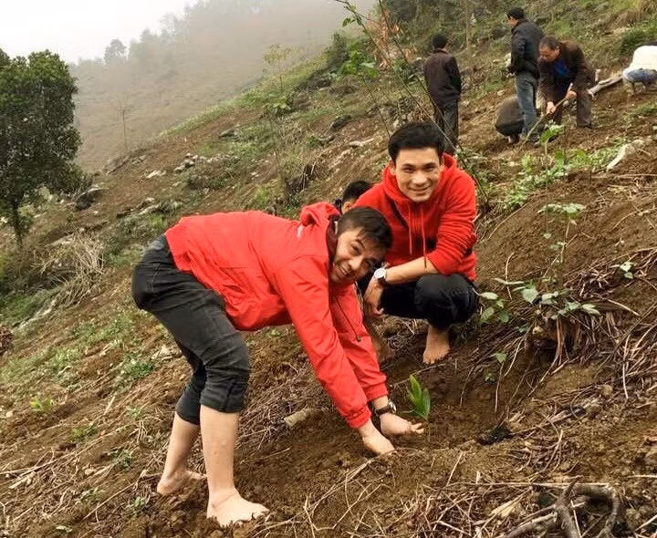 Nằm trong hoạt động của chuyến đi, các thành viên cùng nhau trồng cây lâu lăm với mong muốn giúp kinh tế nơi đây có điều kiện phát triển lâu dài.