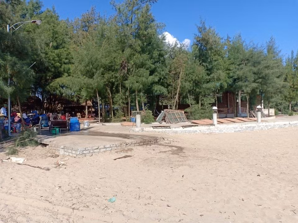 Theo Quyết định 3230, quy hoạch rừng phòng hộ của huyện Quảng Xương chỉ còn có 64,28 ha. Trong 64,28 ha đó, không có bất cứ diện tích rừng nào còn tồn tại, tất cả đều phải trồng mới. Thực tế, rừng phòng hộ Quảng Xương vẫn còn rất nhiều. Ảnh chụp 28/11/2018.