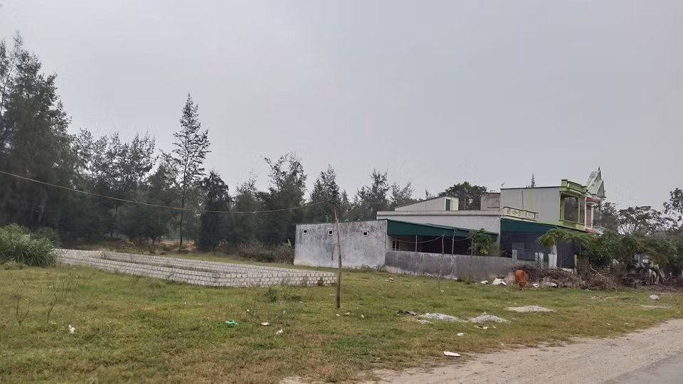 Giá đất tại đây cũng tăng cao, trong hình là một lô đất được ngăn lô đang rao bán.