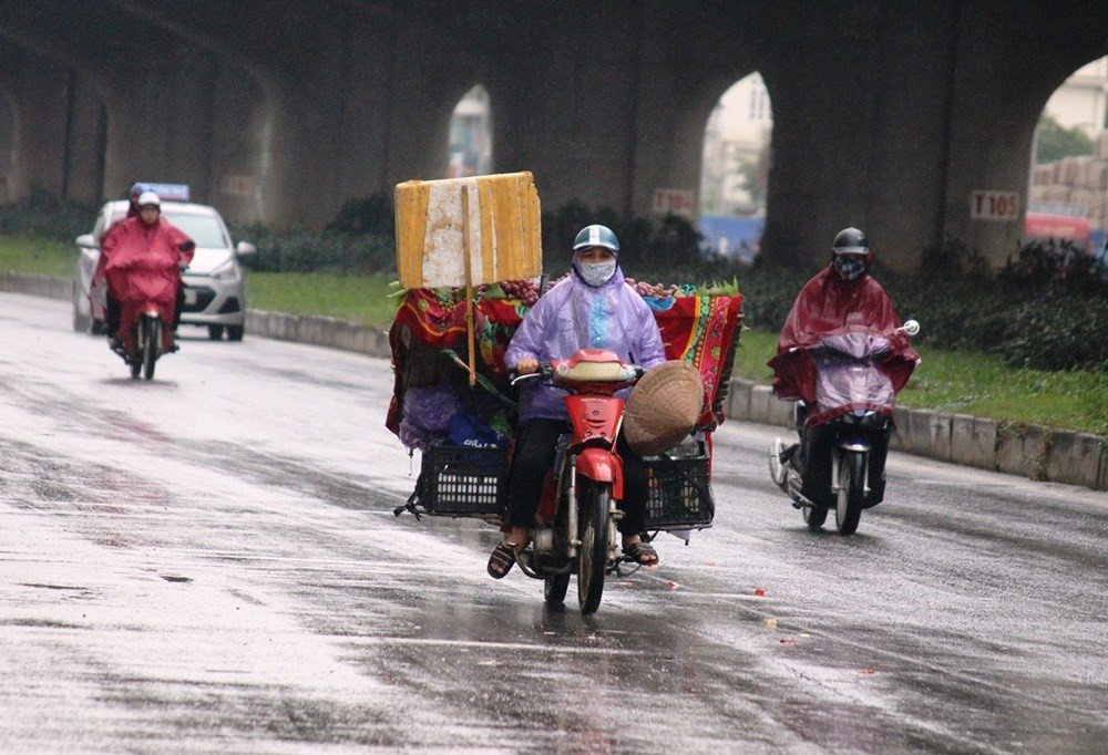 Nguoi Ha Noi trum ao mua, co ro trong dot ret dam dau mua