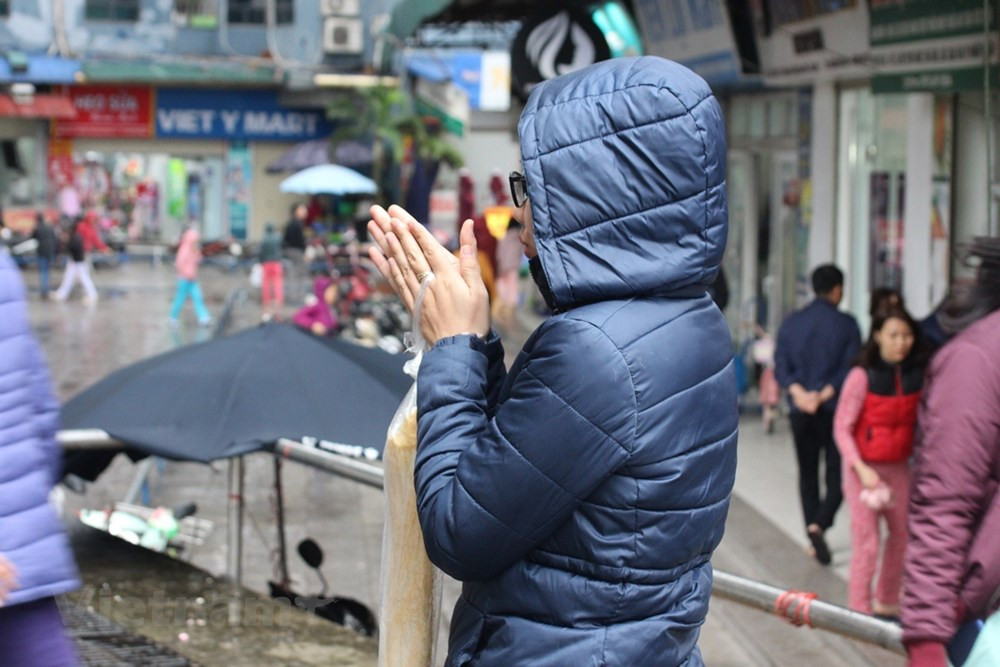 Nguoi Ha Noi trum ao mua, co ro trong dot ret dam dau mua-Hinh-5