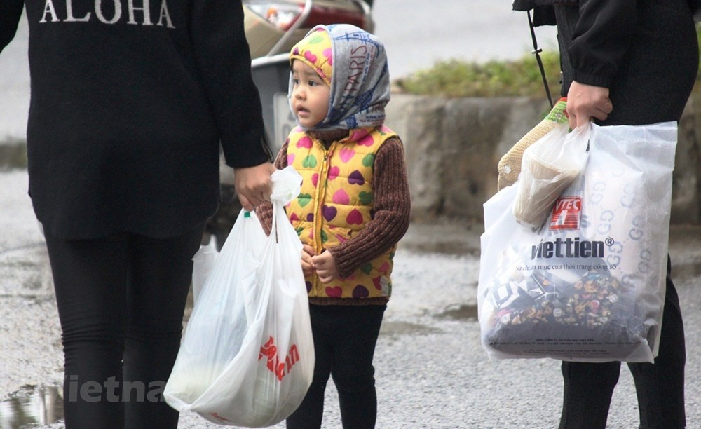 Nguoi Ha Noi trum ao mua, co ro trong dot ret dam dau mua-Hinh-2