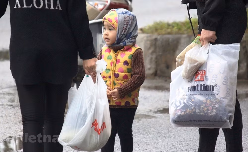 Nguoi Ha Noi trum ao mua, co ro trong dot ret dam dau mua-Hinh-2