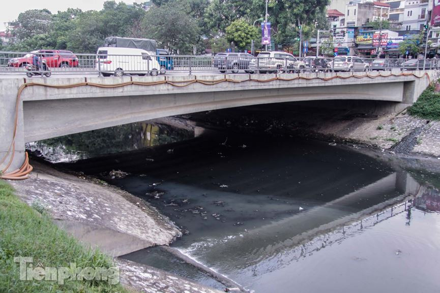 Gầm cầu là nơi tích tụ rác thải trôi theo sông.