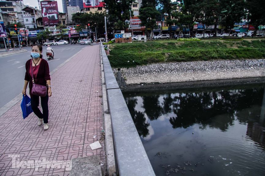 Mùi hôi thối bốc lên nồng nặc khiến người dân đi qua đây đều phải bịt mũi bằng tay hoặc khẩu trang.