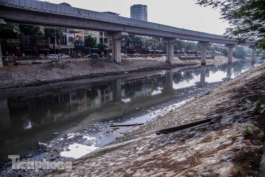 Do hệ thống nước thải của thành phố đổ về sông Tô Lịch ngày càng nhiều, khiến dòng sông bị ô nhiễm nghiêm trọng.