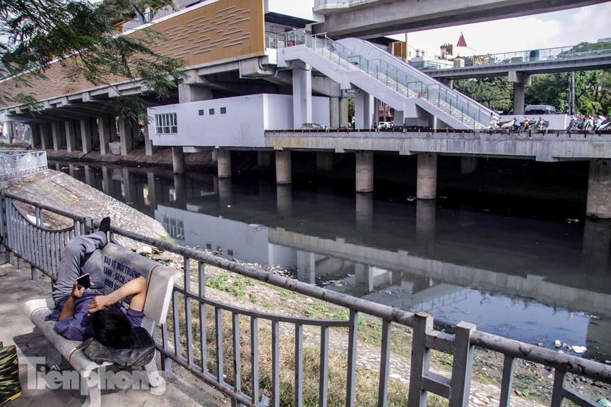 Tràn ngập nước thải, liệu sông Tô Lịch có tái sinh thành sông Thames?