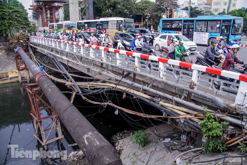 Công ty CP Hạ tầng Phương Bắc có trụ sở Hà Nội vừa có công văn gửi các cơ quan chức năng TP Hà Nội đề xuất ý tưởng cải tạo sông Tô Lịch. Theo doanh nghiệp này, trước đây sông Tô Lịch đã được nạo vét đáy sông, kè bờ, để làm sạch và chống lấn chiếm. Tuy nhiên đến nay, do hệ thống nước thải của thành phố đổ về sông liên tục ngày càng nhiều nên sông ngày càng ô nhiễm nghiêm trọng.