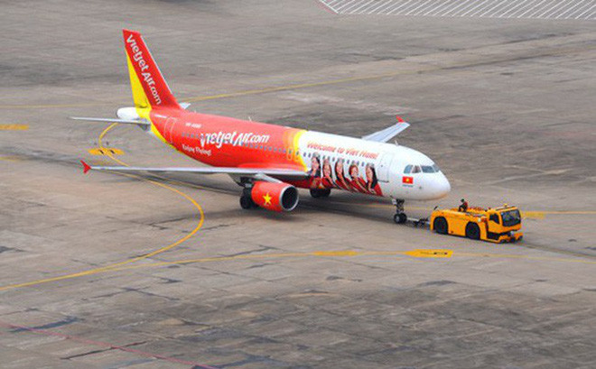 May bay VietJet Air ha canh nham duong bang tai Cam Ranh