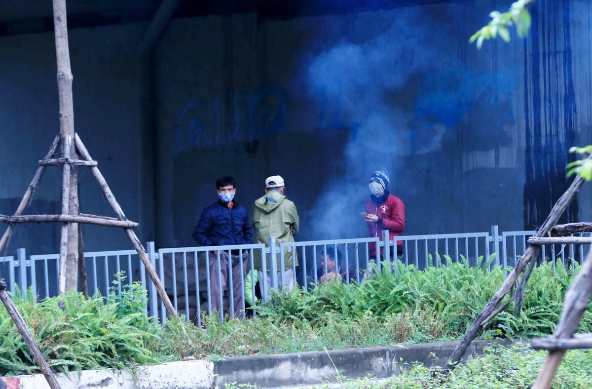 Ghi nhận tạo Ngã tư Bưởi - Hoàng Quốc Việt, Hà Nội (nơi tập trung khá đông người lao động tự do) nhiều đống lửa đã được hun lên để người dân sưởi ấm dưới nền nhiệt độ thấp.