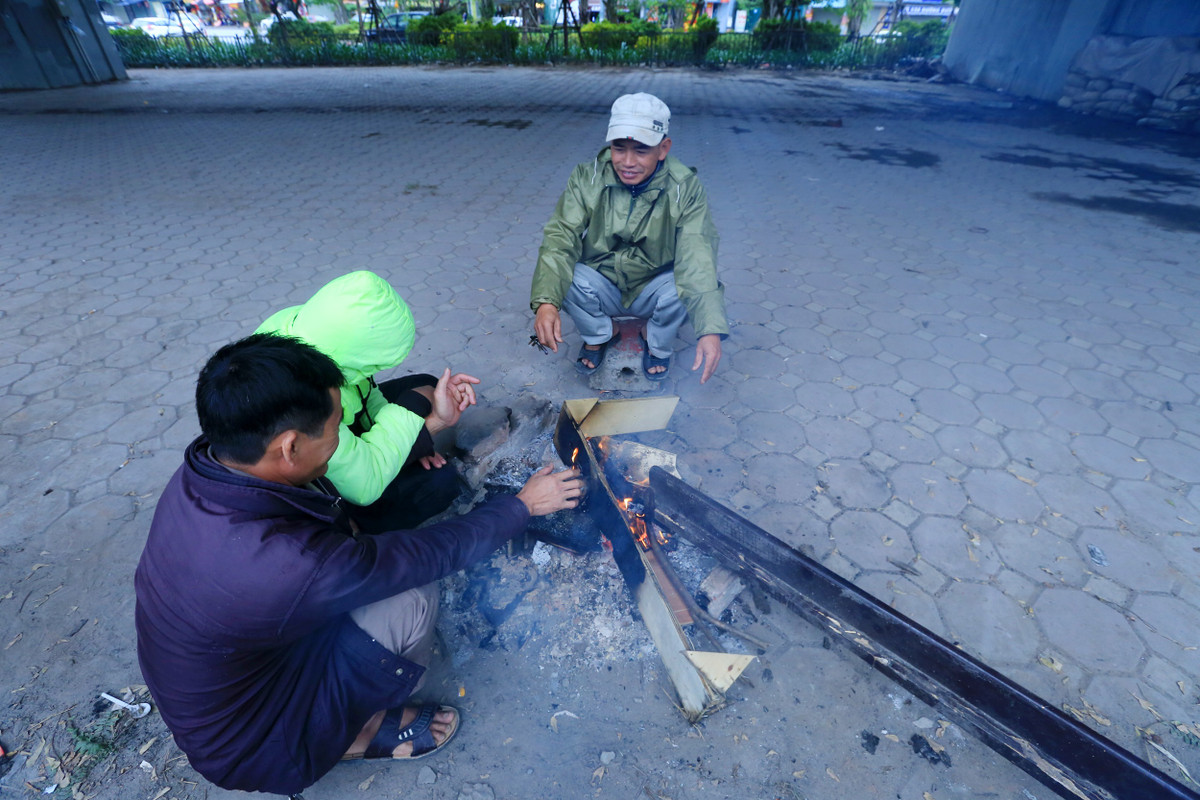 "Nền nhiệt độ xuống thấp, tranh thủ lúc không có người thuê mướn. Chúng tôi đốt đống lửa để sưởi cho đỡ lạnh, ở đây gió lớn nên rất lạnh", ông Biểu nói.