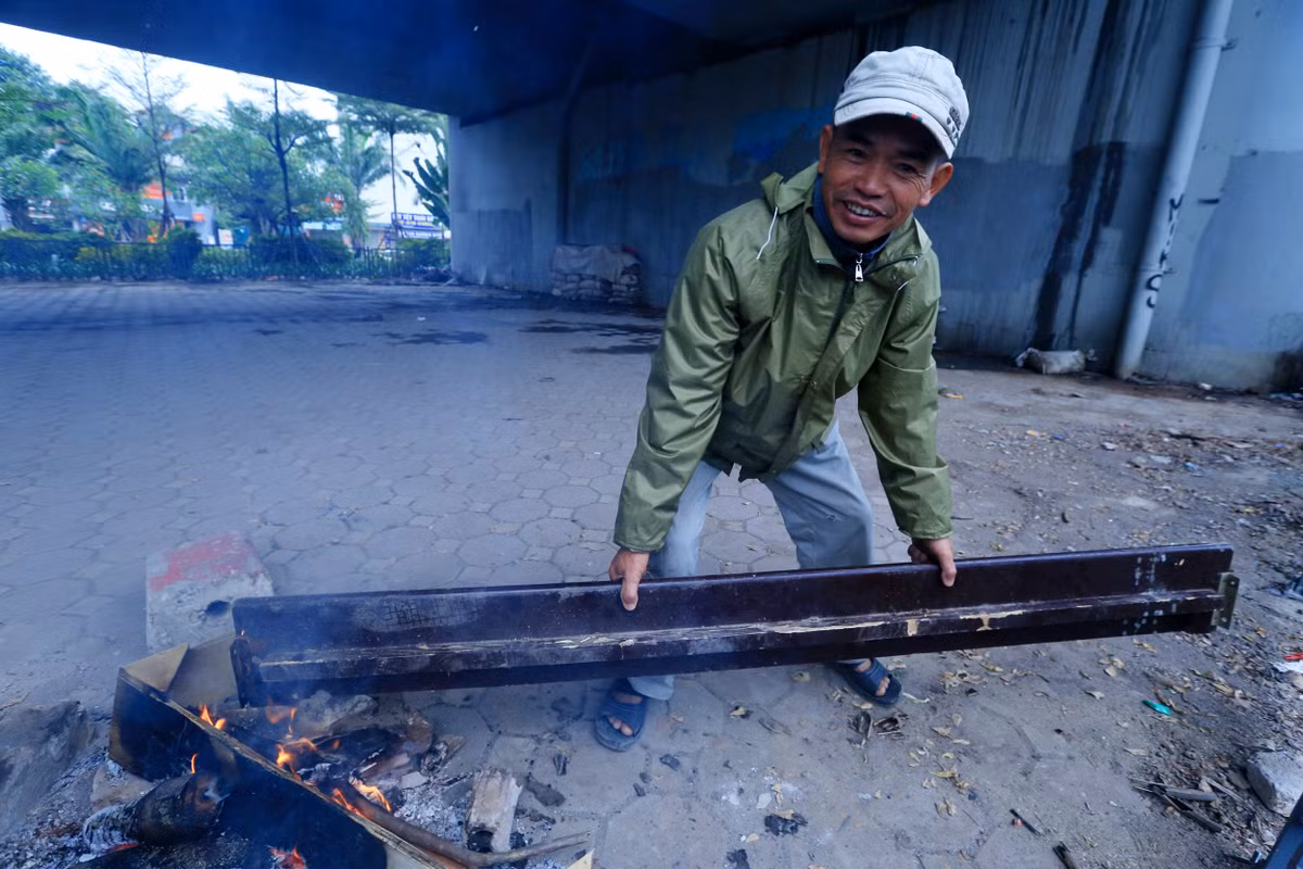 Ông Biểu - một người lao động ở đây may mắn kiếm được một khung gường làm củi.