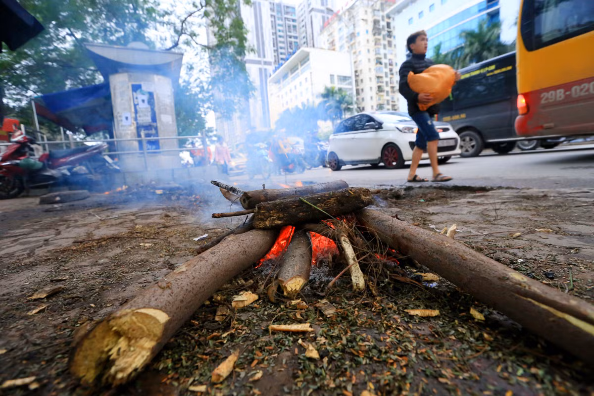 Tại Hà Nội trời có lúc có mưa, trời rét đậm, nhiệt độ từ 12 - 17 độ C.