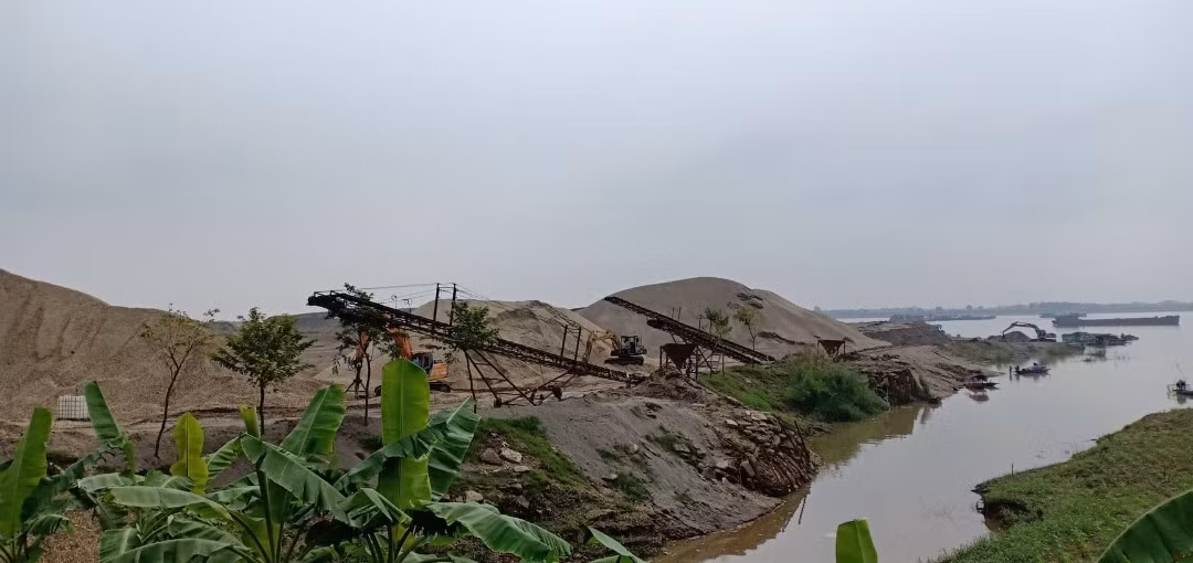 Vinh Phuc: Buong long ben bai xam pham hanh lang song Hong de chong cat tac?