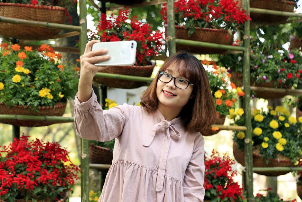 Trong ngày đầu tiên mở cửa, phố hoa Bách Thảo đã thu hút nhiều người tham quan.