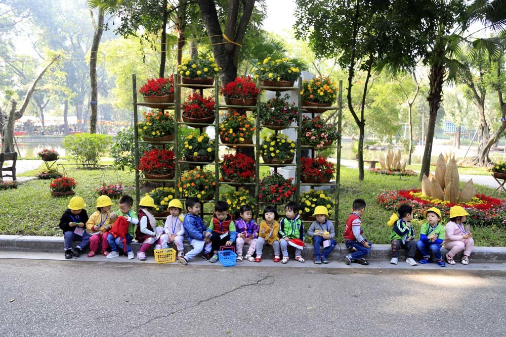 Con đường hoa với chủ đề “Hương sắc Thủ đô” do 40 nghệ nhân cắm hoa nghệ thuật hàng đầu Việt Nam thực hiện trong 15 ngày.