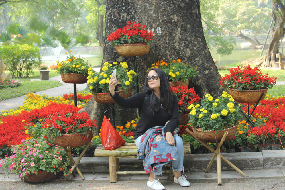 Con đường hoa gợi nhớ lại cho người Hà Nội những ký ức xưa.