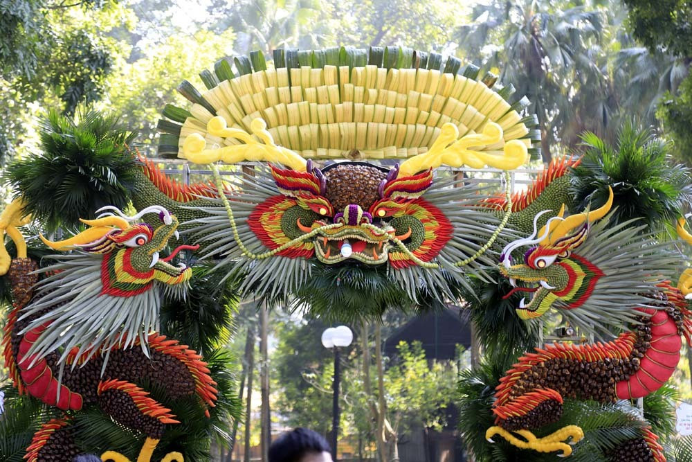 Anh Nguyễn Minh Thuật - Học viện Hoa Nefertiti, người thực hiện tác phẩm này cho biết, đây là tác phẩm nghệ thuật tạo hình từ hoa quả trái cây độc đáo từ phương Nam