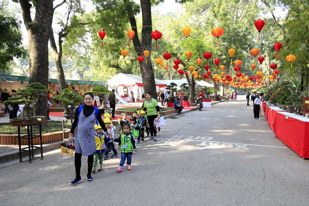 Điểm nhấn nằm ở cổng hoa, được các nghệ nhân dùng nghệ thuật kết tráp của người phương Nam với bộ tứ linh hội tụ. Cổng có chiều cao khoảng 6m, rộng hơn 7m, làm bằng các chất liệu tự nhiên như: Thân cây dừa, củ cà rốt và 12 loài hoa... Dọc theo con đường trong công viên là "Phố đèn lồng nghinh lộc tài"