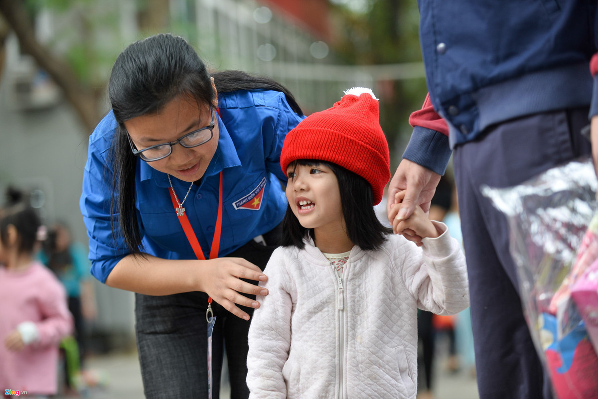 Các em nhỏ được các anh chị tình nguyện viên hướng dẫn tận tình.