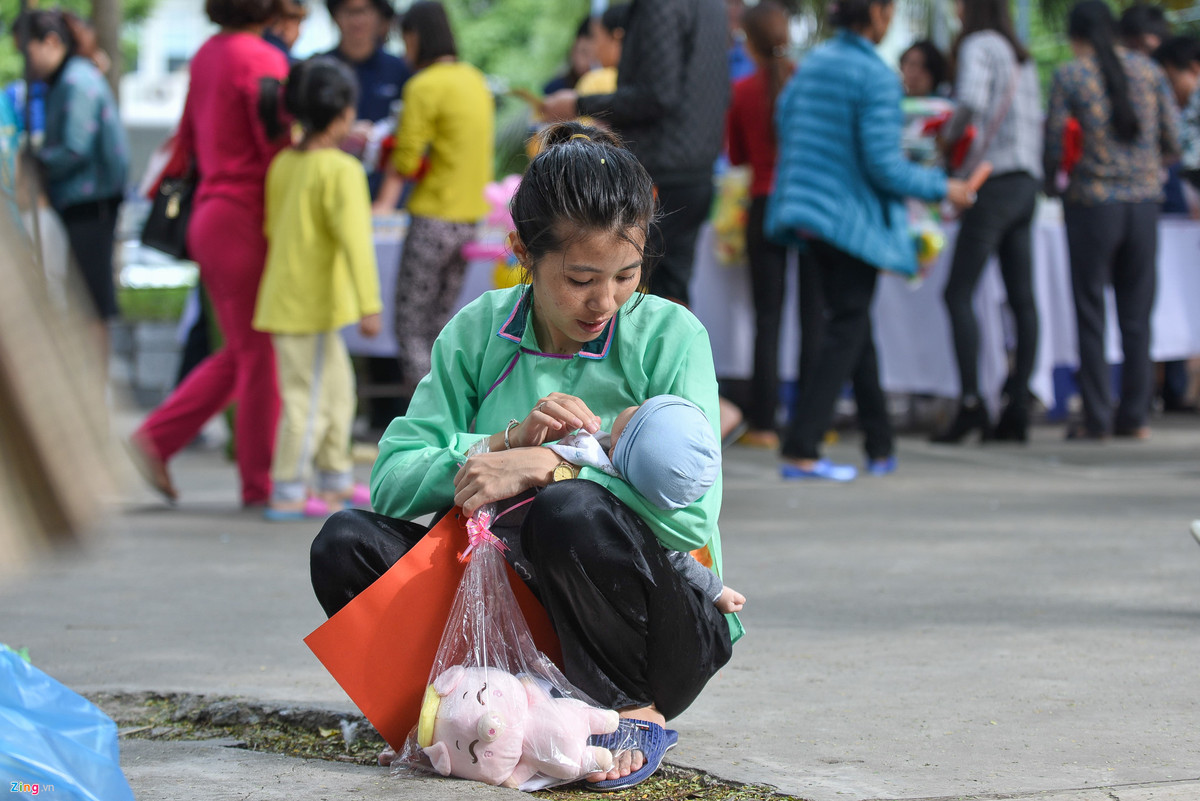 Đây là lần đầu tiên Lò Chung Nhơn (10 tuổi, Sơn La) được dự một lễ Giáng sinh và ăn kẹo bông: “Thằng bé vui ra mặt, ở nhà chưa bao giờ cháu được ăn món này”, mẹ Nhơn cho biết