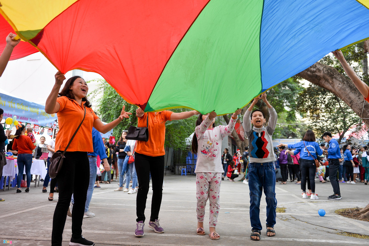 Thời tiết sáng thứ 7 khá mát mẻ nên các em nhỏ có thể thoải mái chơi đùa. Bệnh viện cũng bố trị bác sĩ túc trực sẵn sàng trong các tình huống khẩn cấp.