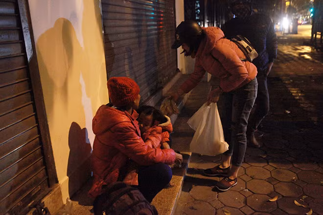 Ngu tren via he, nguoi vo gia cu co ro chong choi cai ret khoc liet-Hinh-14