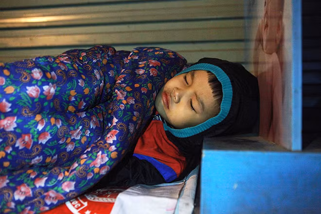 Ngu tren via he, nguoi vo gia cu co ro chong choi cai ret khoc liet-Hinh-10