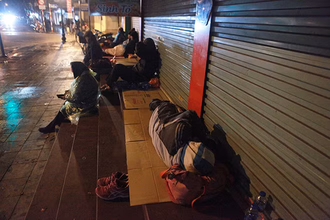 Ngu tren via he, nguoi vo gia cu co ro chong choi cai ret khoc liet-Hinh-8