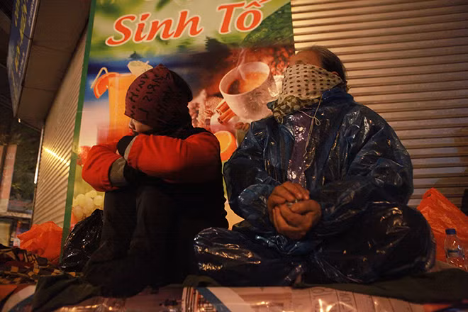 Ngu tren via he, nguoi vo gia cu co ro chong choi cai ret khoc liet-Hinh-12