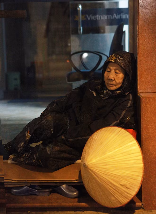 Ngu tren via he, nguoi vo gia cu co ro chong choi cai ret khoc liet-Hinh-5