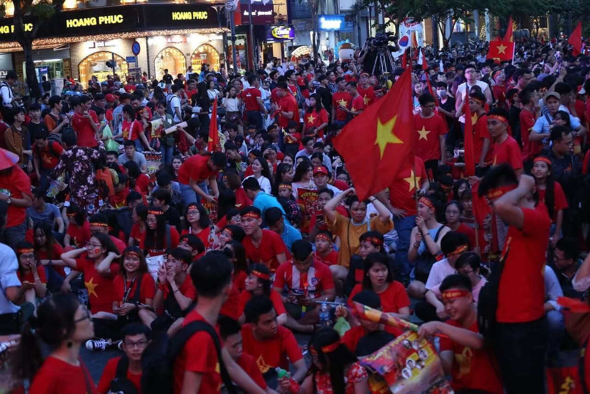 Người dân háo hức ngồi chờ đợi chỉ để mong được xem, cổ vũ cho ĐT Việt Nam.